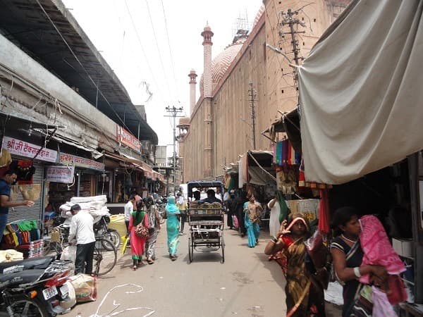 Bazar psychédélique à pied dans la vieille ville