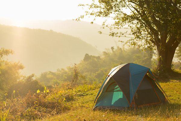 Camping au milieu des montagnes