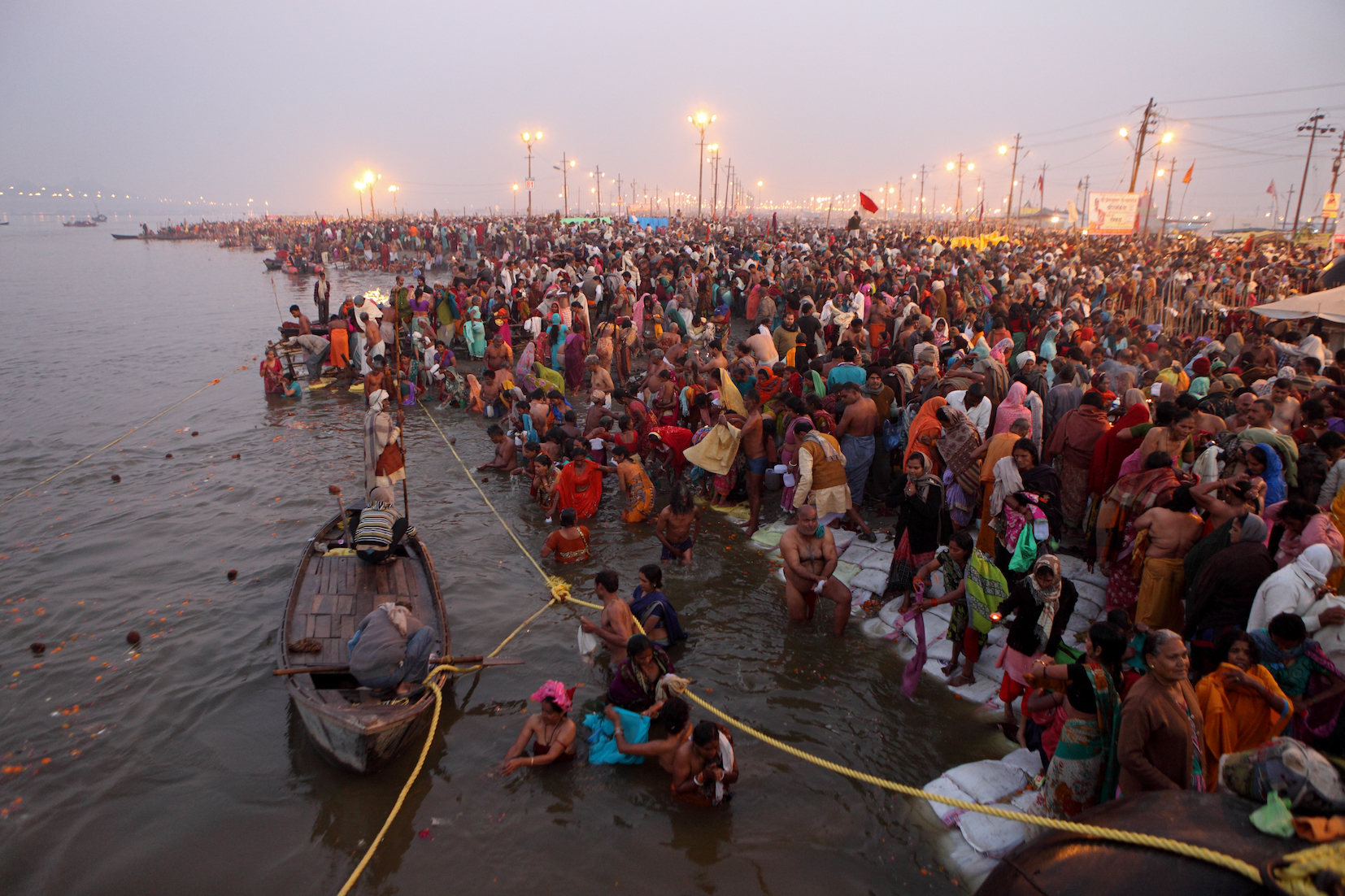 L'immense pèlerinage Kumbh Mela a débuté en Inde, à Allahabad